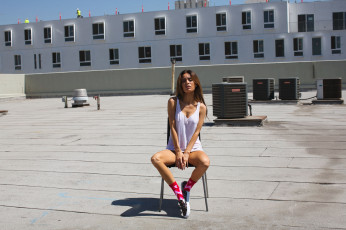 Картинка девушки sarah+stage мокрая крыша сара стейдж носки панорама майка