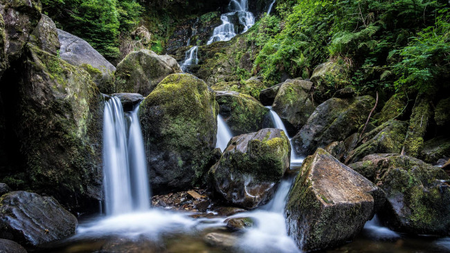 Обои картинки фото природа, водопады, лес, скала, поток