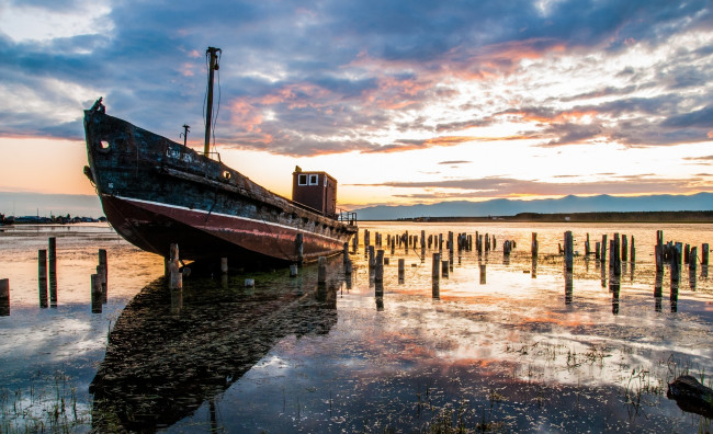 Обои картинки фото корабли, баркасы ,  буксиры, корабль, баркас, облака, берег, озеро, небо