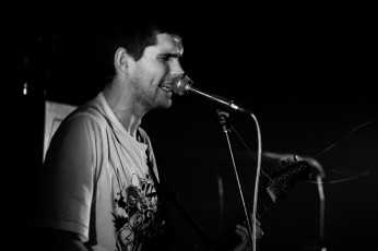 Картинка музыка noize+mc noize mc черно-белый микрофон певец