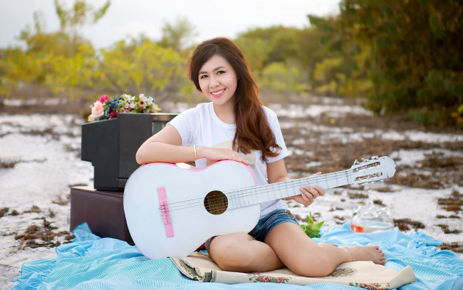 Обои картинки фото музыка, -другое, гитара, взгляд, девушка, телевизор, улыбка