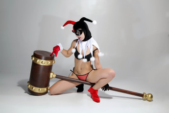 Картинка разное cosplay+ косплей cosplay девушка шут молоток колотушка купальник маска паяц поза