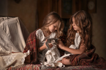 Картинка разное настроения подружки