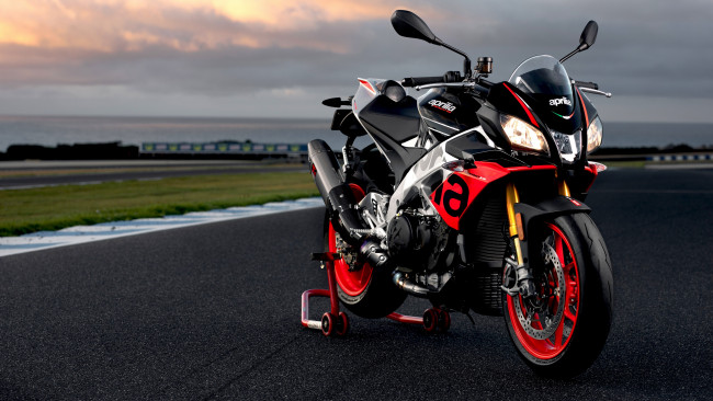 Обои картинки фото 2019 aprilia tuono v4 1100 factory, мотоциклы, aprilia, трек, v4, вечер, 2019, 1100, factory, tuono