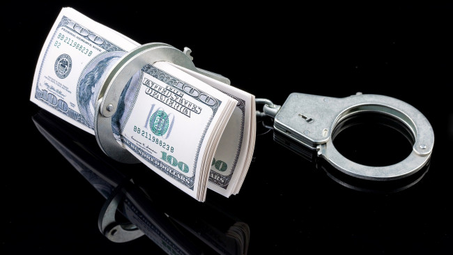 Обои картинки фото разное, золото,  купюры,  монеты, доллары, наручники