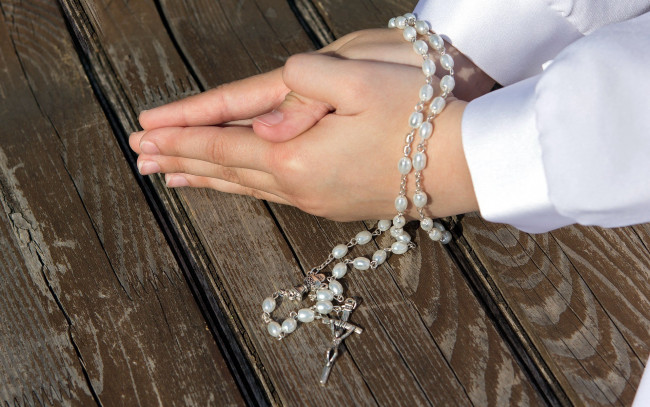 Обои картинки фото разное, руки,  ноги, четки, молитва