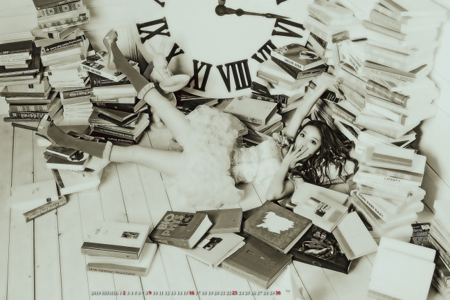 Обои картинки фото календари, компьютерный дизайн, calendar, азиатка, девушка, лежать, часы, книга