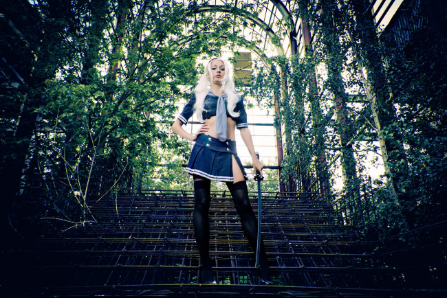 Обои картинки фото разное, cosplay , косплей, меч, униформа, взгляд, фон, девушка, alienorihara