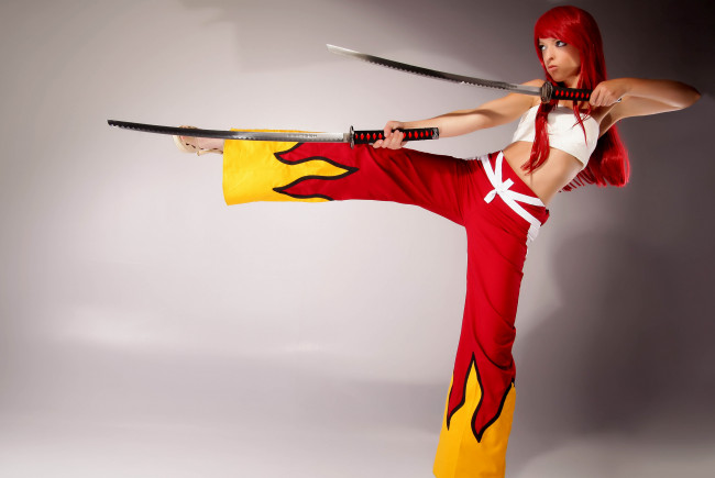Обои картинки фото разное, cosplay , косплей, cosplay, девушка, модель, меч, японский, самурай, лезвие, рыжеволосая, взгляд, поза, макияж, красный