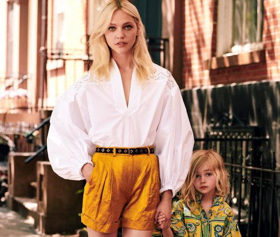 Обои картинки фото девушки, саша пивоварова, модель, блондинка, блузка, шорты, улица, ребенок, девочка