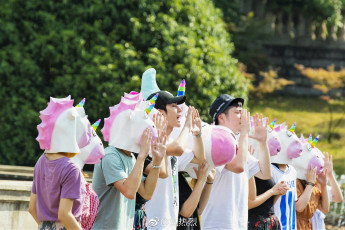 Картинка разное знаменитости люди маски конкурс крики