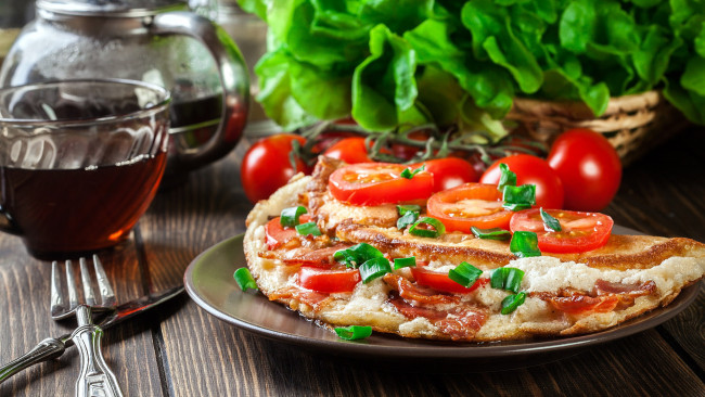 Обои картинки фото еда, яичные блюда, чай, помидоры, омлет