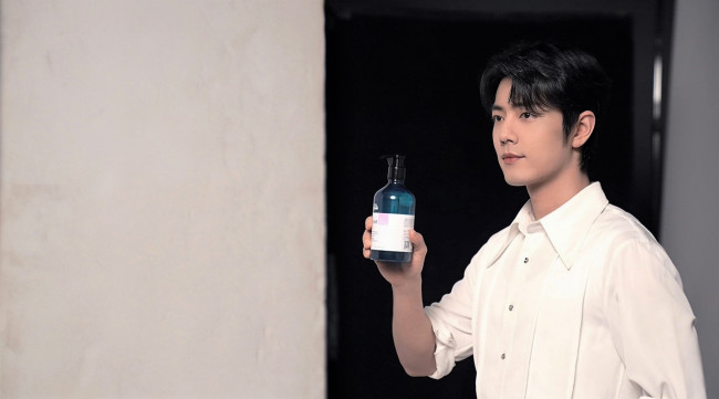 Обои картинки фото мужчины, xiao zhan, актер, рубашка, флакон