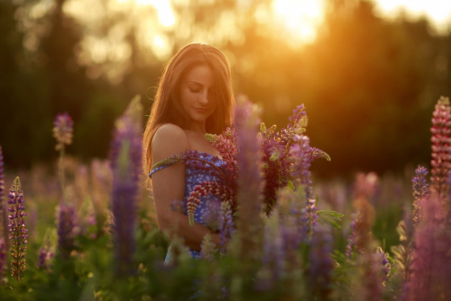 Обои картинки фото девушка - girl, девушки, - брюнетки,  шатенки, девушка, женщина, шатенка, темноволосая, сексуальная, модель, звезда, позирует, разная, обувь, верхняя, стильная, одежда, нижнее, эротическое, бельё, трусы, лифчик, колготки, чулки, аксессуары, макияж, и, множество, элементов, на, фотографии