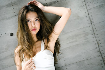 Картинка девушки -+азиатки шатенка стена