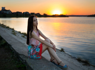 Картинка девушки -+брюнетки +шатенки брюнетка платье закат дома озеро