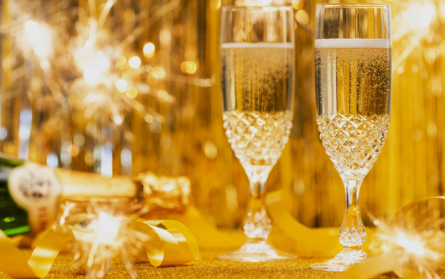 Обои картинки фото еда, напитки, праздник, хрустальные, бокалы, шампанское