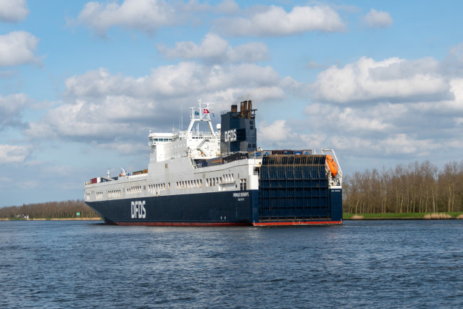 Обои картинки фото корабли, грузовые суда, ro-ro, container, carrier, ролкер