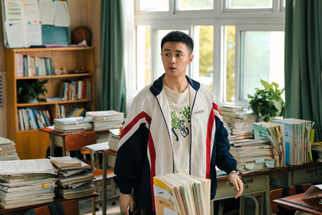 Обои картинки фото northward, кино фильмы, парень, куртка, школа, парты, учебники, шкаф