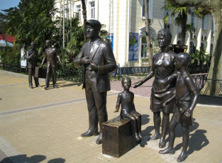 Картинка города памятники скульптуры арт объекты бриллиантовая рука