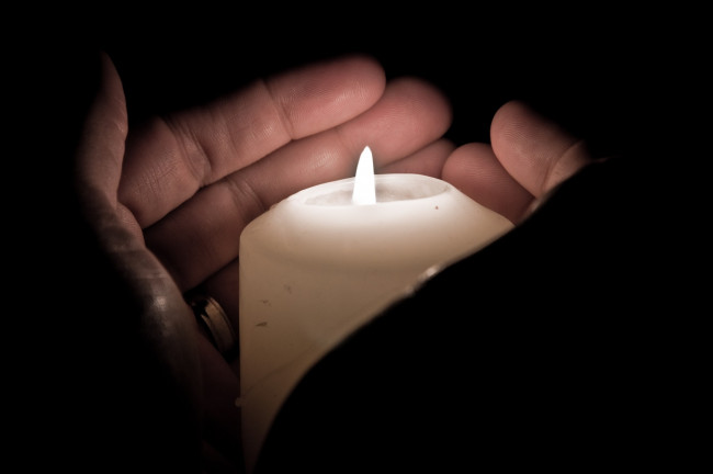 Обои картинки фото разное, свечи, руки, свет, пламя