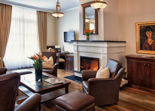 обоя интерьер, гостиная, кресла, камин, стрелиция, портрет, зеркало, люстра