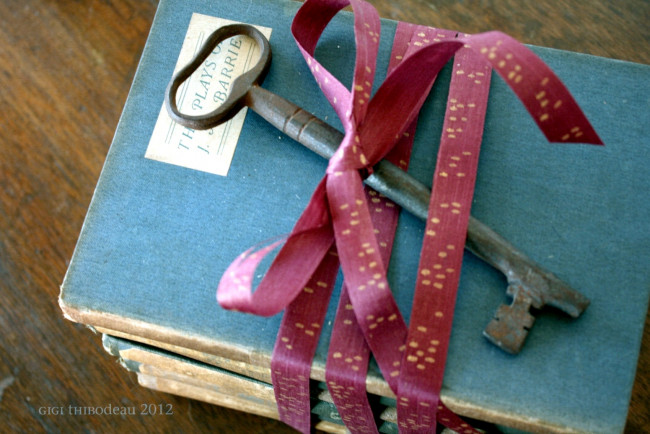 Обои картинки фото разное, ключи, замки, дверные, ручки, лента, книги, ключ, бант