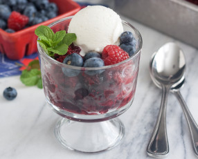 Картинка еда мороженое десерты малина голубика мята