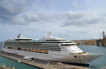 Картинка serenade+of+the+seas корабли лайнеры круиз причал лайнер океанский