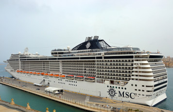 Картинка msc+fantasia корабли лайнеры круиз причал лайнер океанский