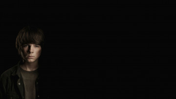 Картинка кино+фильмы the+walking+dead взгляд мужчина carl grimes фон