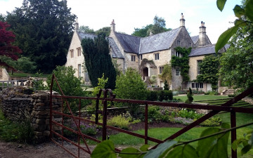 Картинка города -+здания +дома старинный дом ограда