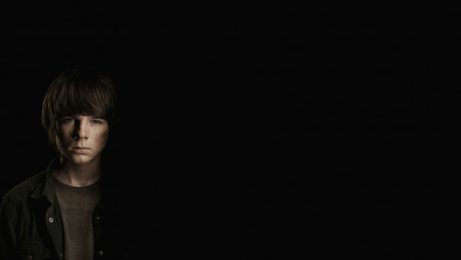 Обои картинки фото кино фильмы, the walking dead, взгляд, мужчина, carl, grimes, фон