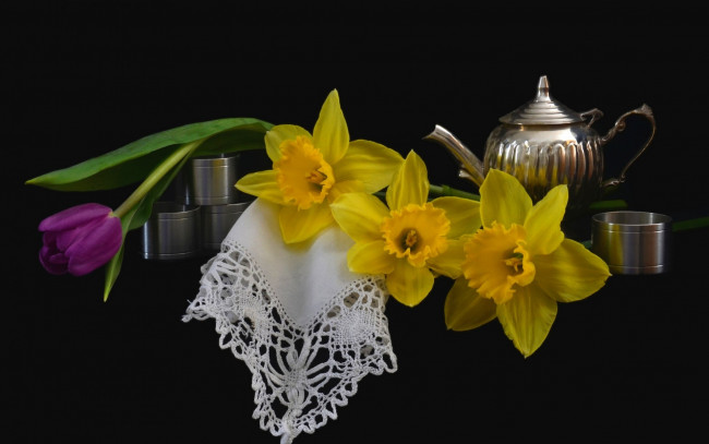 Обои картинки фото цветы, разные вместе, нарциссы, тюльпан, натюрморт, чайник, салфетка