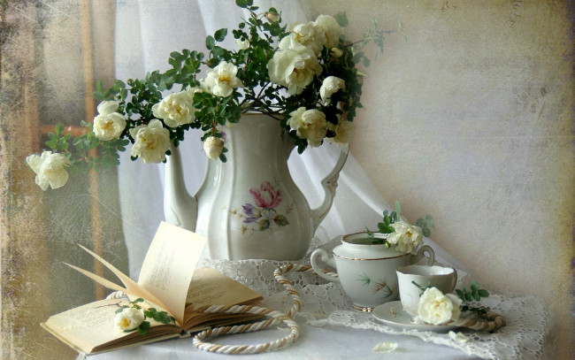 Обои картинки фото цветы, шиповник, текстура, бечевка, шнур, книга, посуда, букет, натюрморт, винтаж