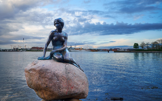 Обои картинки фото города, - памятники,  скульптуры,  арт-объекты, русалочка, дания, копенгаген, denmark, copenhagen, порт, статуя