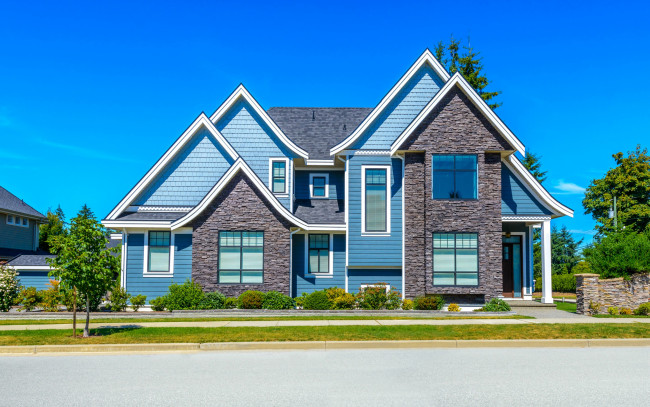 Обои картинки фото города, - здания,  дома, голубое, небо, тротуар, дорога, улица, дизайн, дом