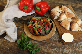 Картинка еда мясные+блюда кусочки мясо зелень жареное