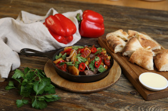 Картинка еда мясные+блюда кусочки мясо зелень жареное