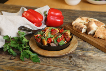 Картинка еда мясные+блюда кусочки жареное мясо зелень