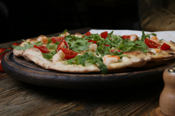 Картинка еда пицца приправа помидоры зелень