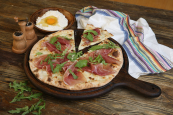 Картинка еда пицца вкусно зелень бекон