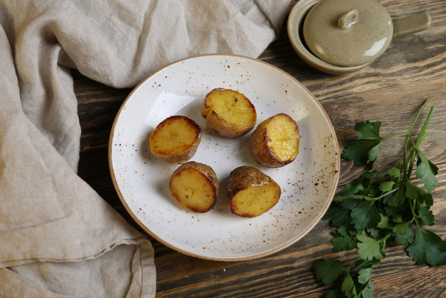Обои картинки фото еда, картофель, скатерть