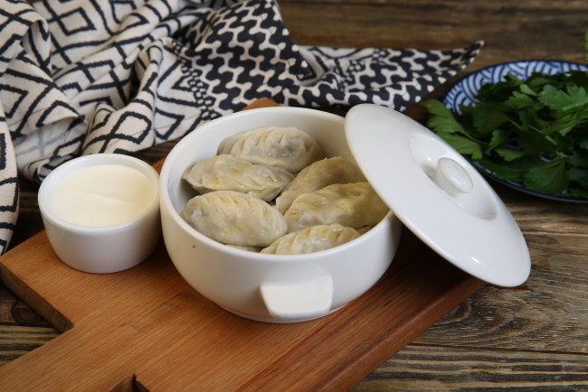 Обои картинки фото еда, пельмени,  манты,  вареники, сметана, начинка