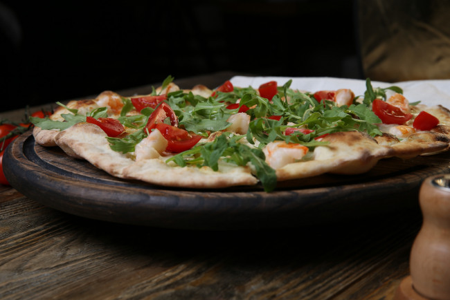 Обои картинки фото еда, пицца, приправа, помидоры, зелень