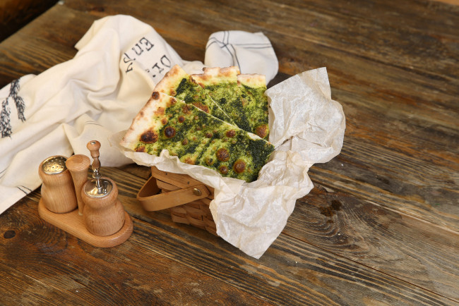 Обои картинки фото еда, пицца, скатерть, зелень