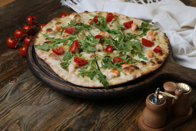 Обои картинки фото еда, пицца, зелень, приправа, помидоры, томаты