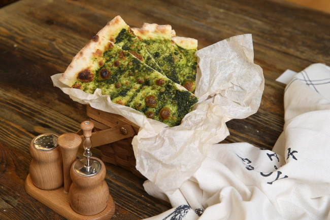 Обои картинки фото еда, пицца, зелень, скатерть