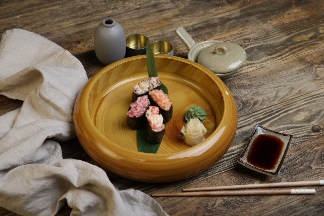 Обои картинки фото еда, рыба,  морепродукты,  суши,  роллы, роллы, палочки, вкусно, лосось, рис