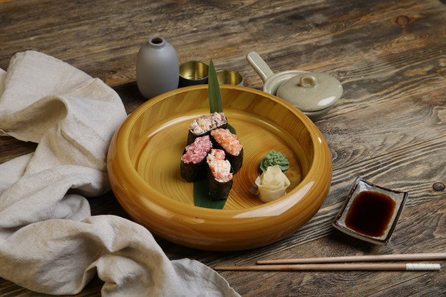 Обои картинки фото еда, рыба,  морепродукты,  суши,  роллы, вкусно, рис, лосось, роллы, палочки